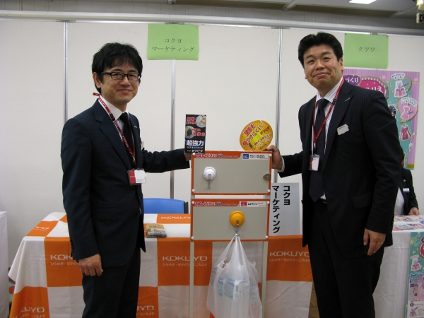 厚さ2.0ミリのスチール壁面はもちろん、0.8ミリ厚でもこの通り「超強力マグネットフック」コクヨＳ＆Ｔ