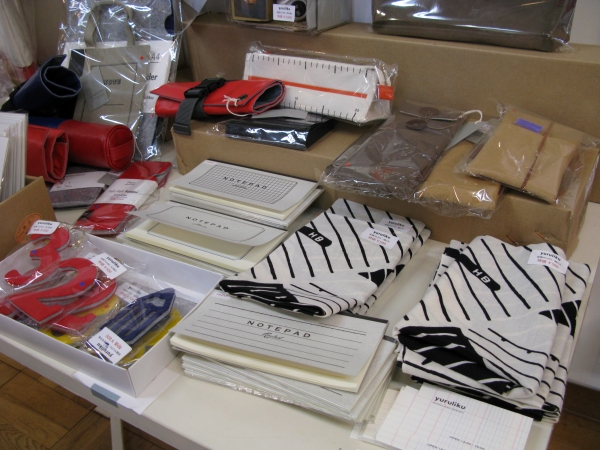 文房具をデザインに取り込んだバックや手ぬぐいなどを販売 施設公開イベントセール会場　yuruliku