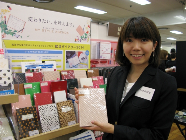 たっぷり書け、マネー管理もできる　フェミニンなオールカラーB6マンスリー登場！「FLOWERS」マークス