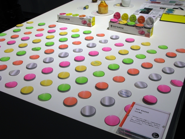 バッジのような、立体的に見せる付箋　カラフルなネオンカラーが目をひく「DOT　BADGE」