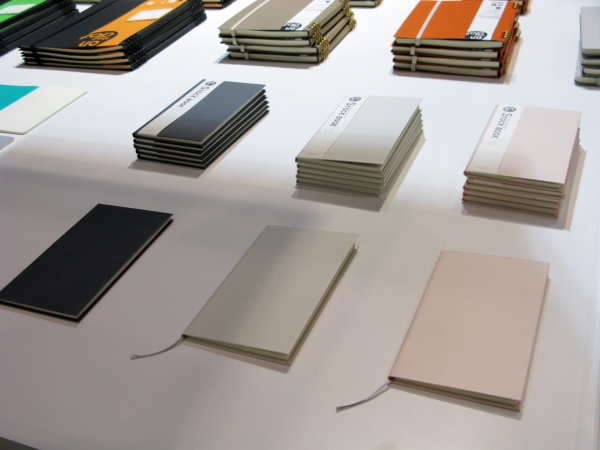 スリムなシェイプに、傷みにくいハードカバー　記録保管に適したコンパクトノート「STOCK　BOOK」