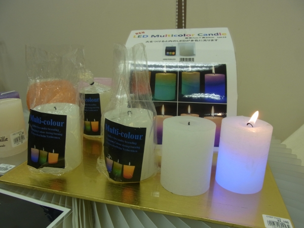 火をつけるとなかのＬＥＤが多色に光り、食卓などを厳かに彩る、ＬＥＤマルチカラーキャンドル