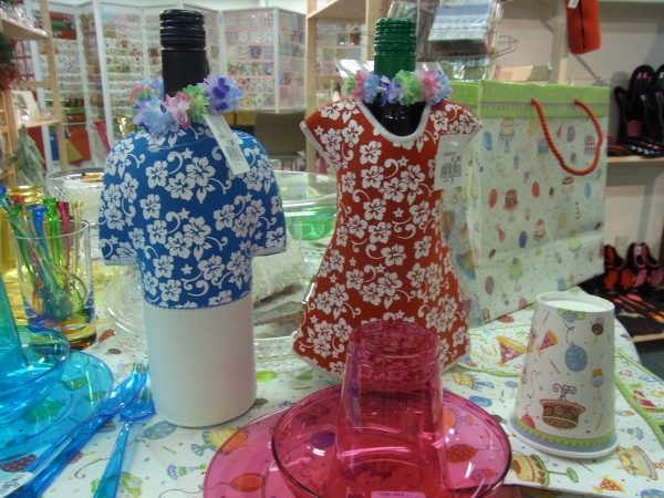 水分をはじくから汚れにも強い、ウェットスーツ素材で作られたハワイアンテーストのボトルカバー