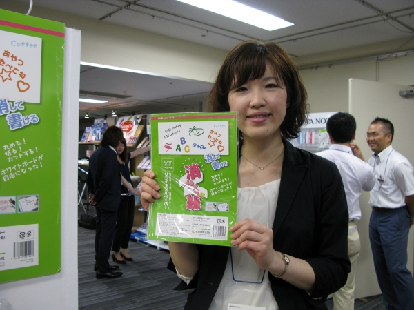 好きなサイズや形にカット。何度でも書いて消せるから「消せる紙」（ホワイトボードマーカー用）欧文印刷