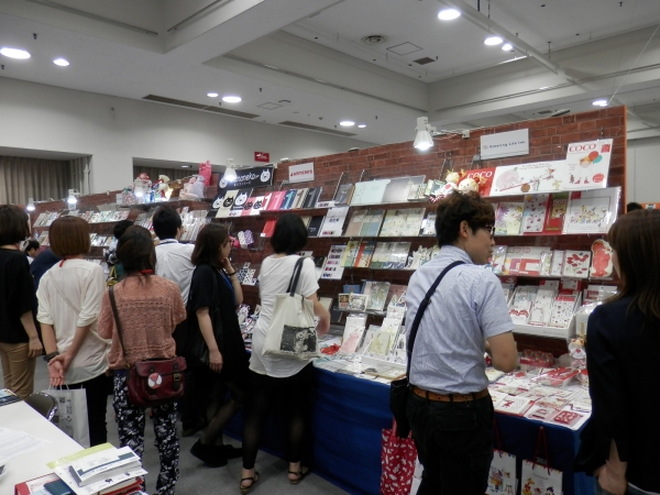 輸入商材などのデザイン文具コーナー