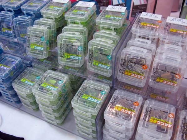 ゼムクリップ・ダブルクリップ・ダルマ画鋲が詰まった「プチコンテナ」　使用後は小物収納もＯＫ　スガタ