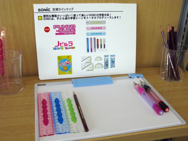 プニョストッパーですべり知らず「プニョスケ直線定規15センチ」（9月発売）