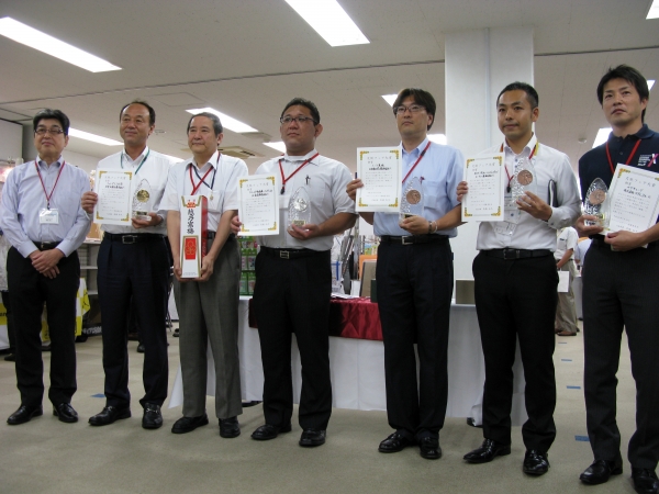 文紙フェア　受賞式　左から 寿堂紙製品工業 北星鉛筆 日本理化学工業 オープン工業 マグエックス