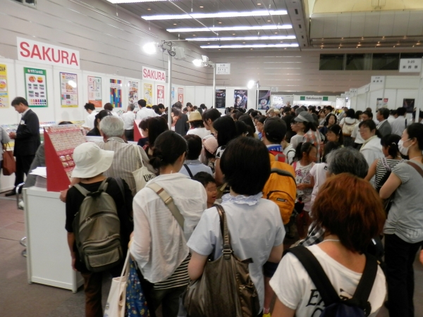 大勢の人で賑わう会場