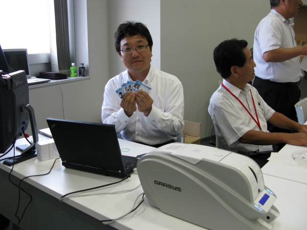 10周年を記念し、社員証にも使える！写真入の文具マスターカードを発行！