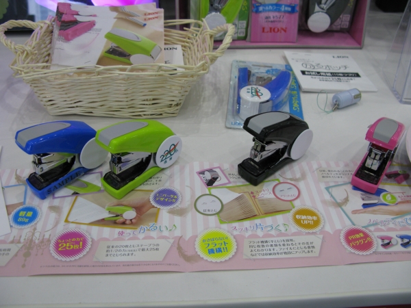 女性でもサクッと軽い使い心地！従来品の約1/2（同社比）に抑えた省力ステープラ「かるホッチ」ライオン事務器
