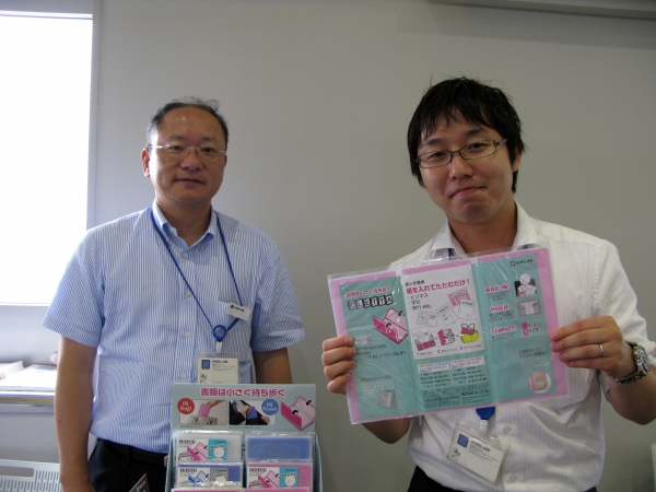 女性に人気！Ａ4サイズの書類も折りたたんで、コンパクトな1/3サイズに。小さく持ち歩く「オレッタ」キングジム