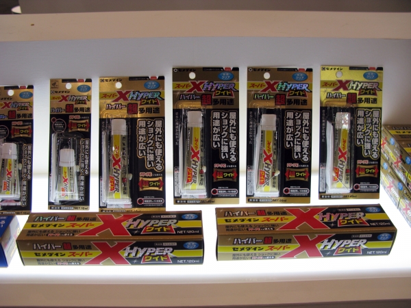 用途がさらに広がり屋外にも使え、ショックにも強い「スーパーＸハイパーワイドー」セメダイン