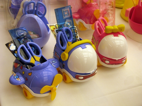 カラフルな学童文具がセットになった可愛い「Ｓｕｐｅｒ／ＢｕＢｕ」。贈答にもピッタリ。因特林企業有限公司
