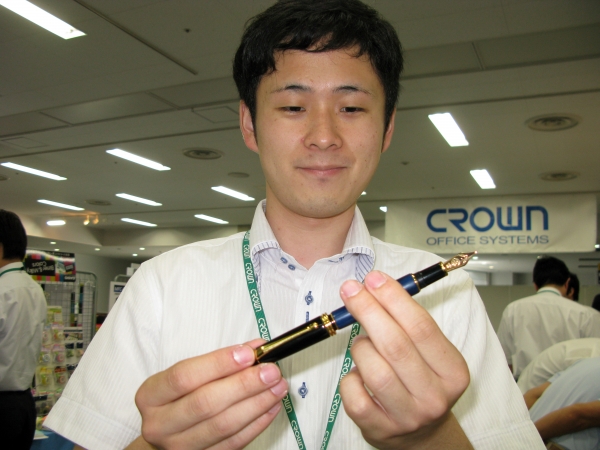 初の万年筆「くれ竹万年筆　夢銀河」。こちらは古代の染色技法で鹿角を藍に染めたもの　呉竹