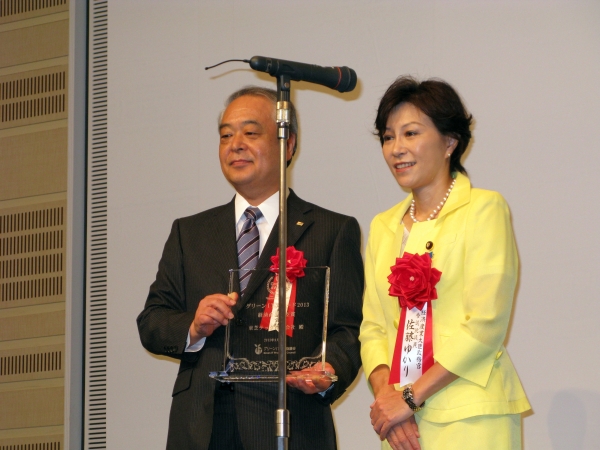 経済産業大臣政務官 参議院議員　佐藤ゆかりさんから経済産業大臣賞授与