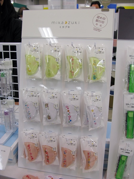 三日月のような愛らしいフォルムの印鑑ケース。デザインは、あめ玉など12種類　「ミカヅキ」　サンビー・