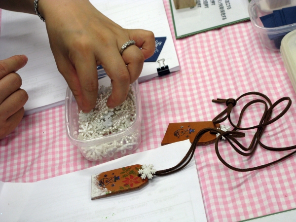 クリスマススタンプで革のアクセサリーを作ろう！　ＪＪボタンがアクセント　こどものかお