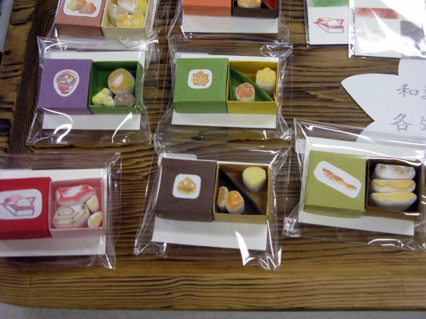 和菓子を作品に取り入れた和はんこ　消しゴムはんこ絵師 八里半