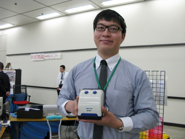 1台でパンチとステープラーができる優れもの。穿孔、綴じ枚数20枚「KON MODEL SP1911」ニューコン工業
