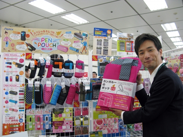 ちょっとした作業や立ち仕事にもピッタリ。ペンポーチ「カンガルーのポッケ ウエストポーチ型」アスカ