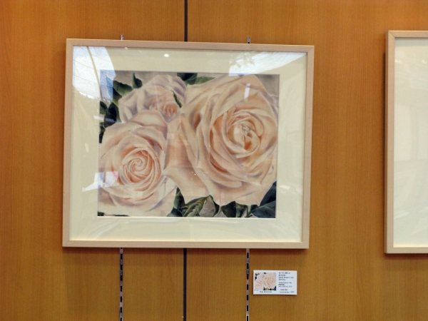 「白いバラに映えるあけぼの」絹地彩画