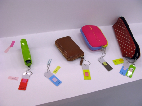 すぐにふせんが使えて、持ち運びできる、タグタイプのフィルムふせん「ココフセン タグ」　カンミ堂