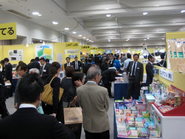 賑わう会場