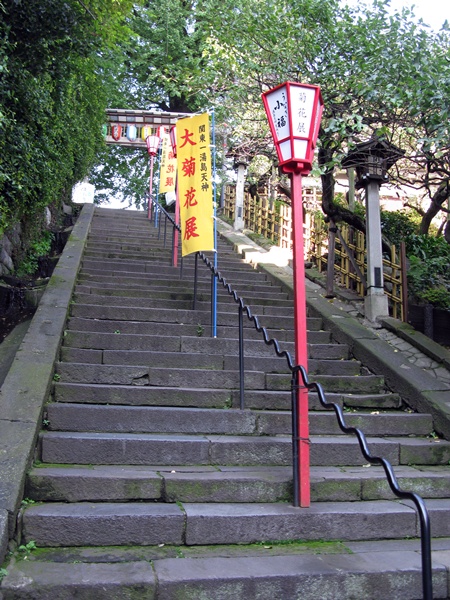三十八段の石段坂、天神石坂（天神男坂）を登りきるとそこには・・・