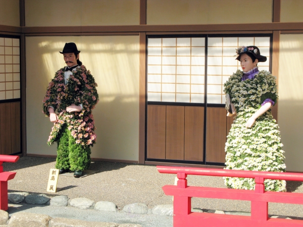 新島襄といえば、隣のご夫人は？人気ドラマをモーチフにした菊人形