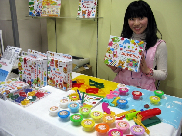 3歳からの知育間具、発色がよく、ねんどがよりきめ細かく、扱い易すい「こねこねくらぶ　はじめてセット」 カワダ