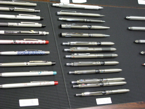 国内では絶滅しかかっている金属製の筆記具を展示「金属軸の筆記具」ものぐさ博物館　館長