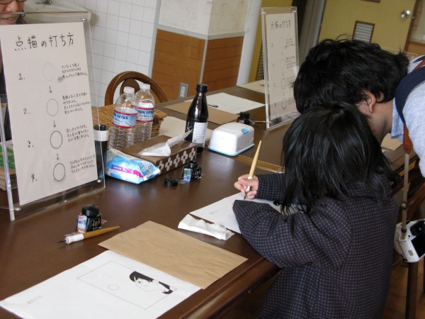 漫画の効果線でもある点描に興味津々。目指せ未来の漫画家！？栗原まもる