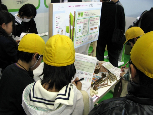 ずっと大切に使ってもらえる文具を作る、トンボ鉛筆からのプチクイズに、真剣な表情で答える子どもたち