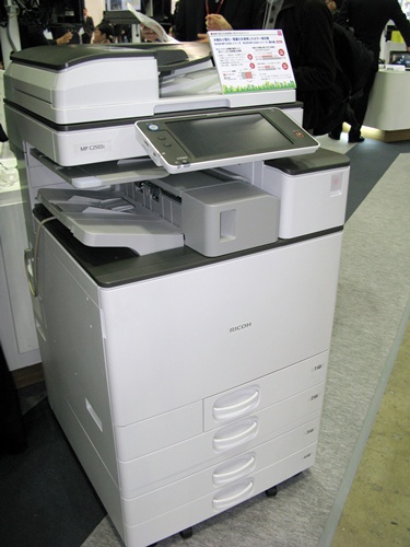 デジタルフルカラー複合機「RICOH MP C2503シリーズ」業界初の針なし綴じインナーフィニッシャー用意