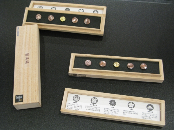 神輿の欄物をつくる技法で製作した小さな画鋲「錺画鋲」塩澤製作所
