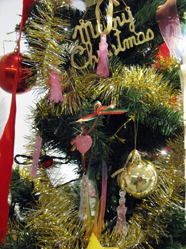 オーナメントをクリスマスツリーに飾り付けて華やかに
