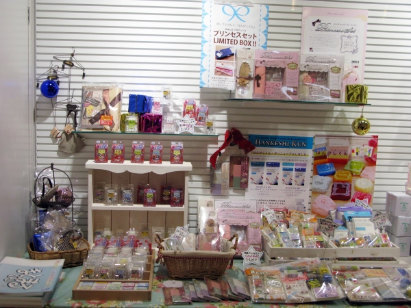 オリジナルはんこが簡単につくれる消しゴムはんこ「はんけしくん」、消しくずがまとまり「まとまるくん」も販売