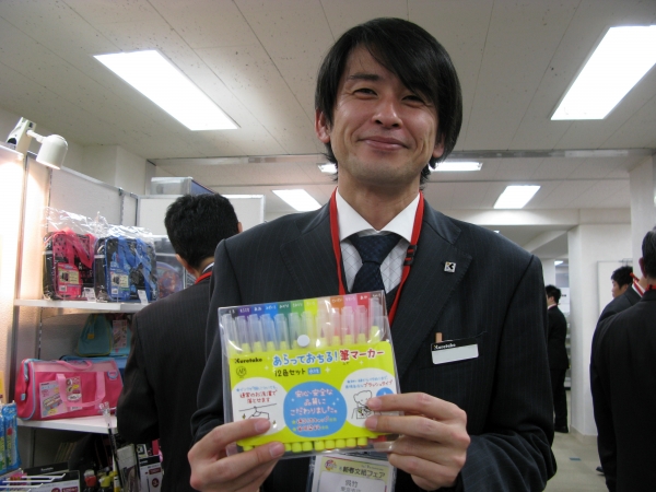 いろんな線が表現できるブラッシュ芯は知育に最適！安心・安全「あらっておちる！筆マーカー12色セット」呉竹