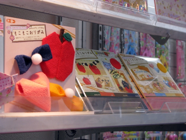 思わず触りたくなっちゃう♪表面がもこもこした素材の「もこもこおりがみ」　トーヨー