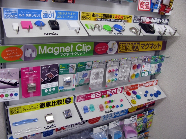 実際にスチールにマグネットフックを付けて触れて体験できるスペース