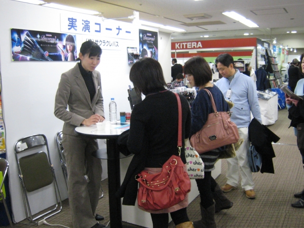 サクラクレパス「デコレーゼ」の実演コーナー