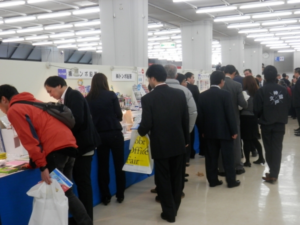 賑わう会場