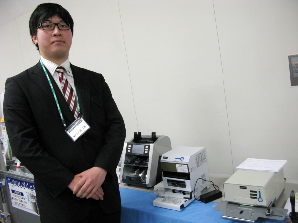 よりコンパクトになり、操作性を高めた「契印機」「電動２穴パンチ」「紙幣計数機」新製品　ニューコン工業