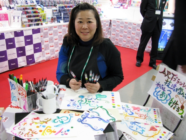 直接筆先に色を混ぜればグラデーションに。描き方無限大、楽しく描ける筆ペン「カラーブラッシュ」ぺんてる