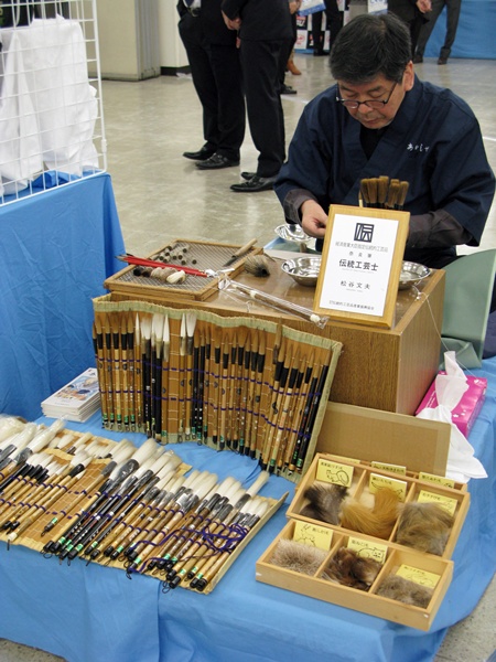 日本に於ける筆発祥の地「奈良」より伝統工芸士が筆を仕上げる最終工程「糊固め」を実演。あかしや