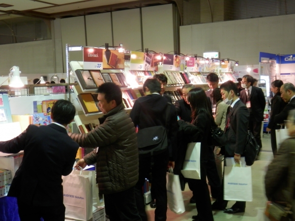  商品を手に活発な商談が展開