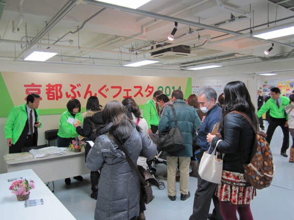 オープニングからつめかける来場者