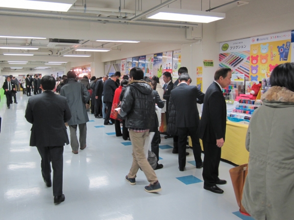 賑わう会場