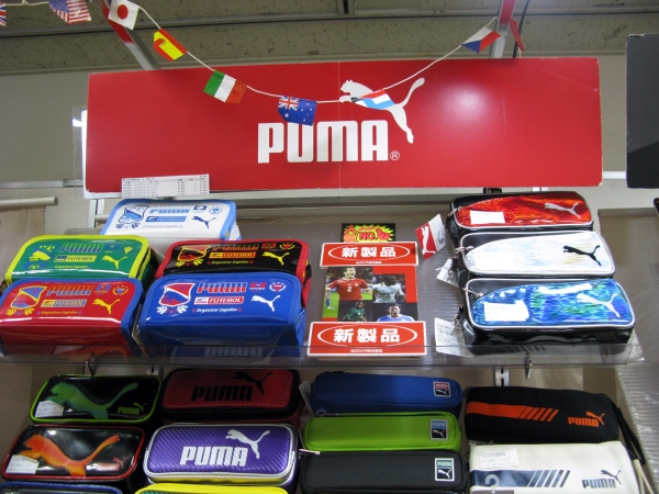 サッカーワールドカップ効果で人気上昇中　PUMAペンケース　クツワ